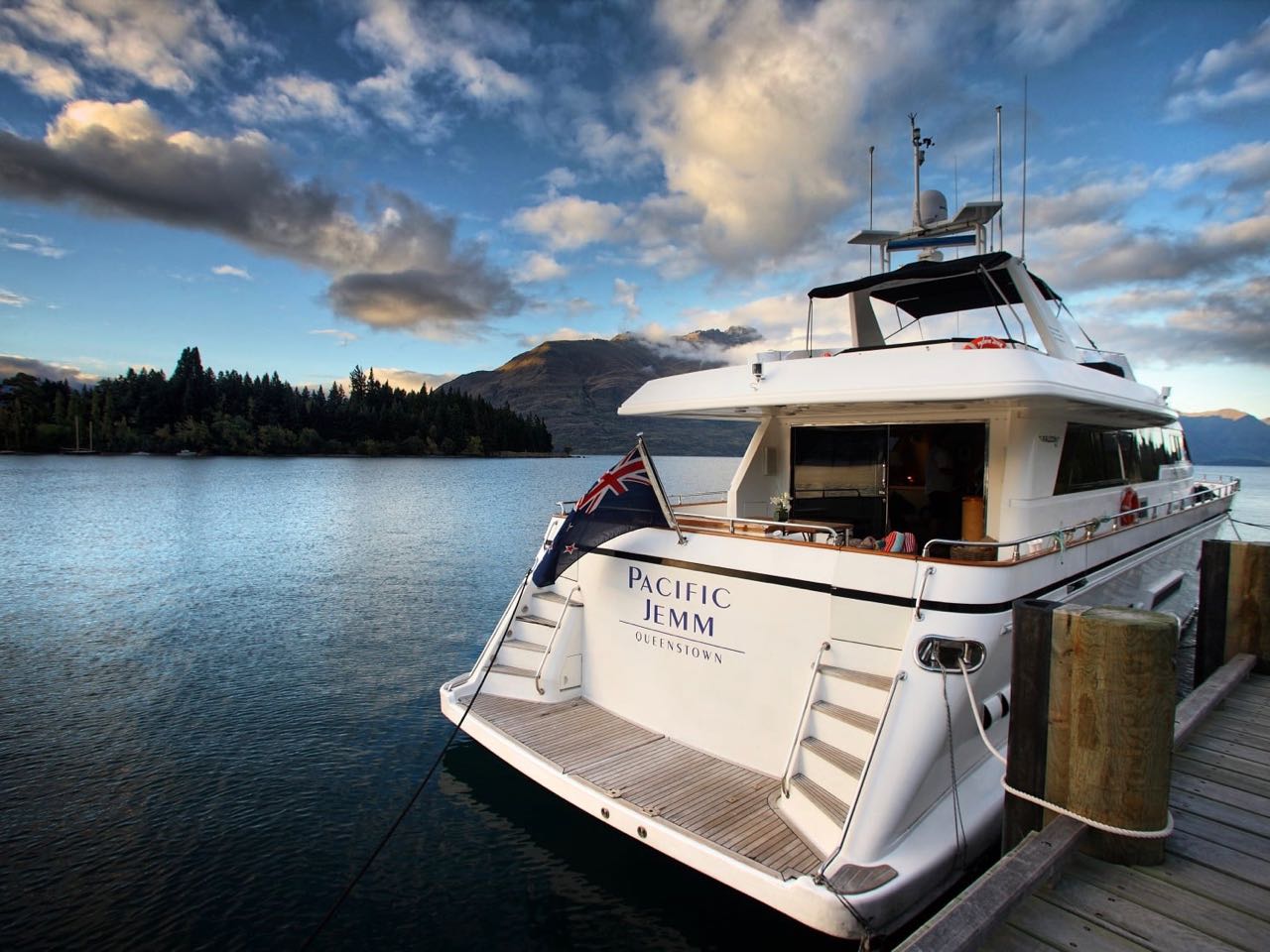yacht charter queenstown